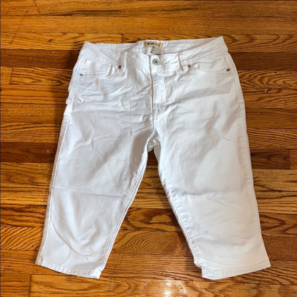 White jeans capris